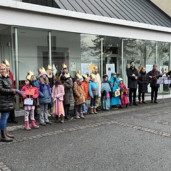 Sternsingen am Kirchplatz, 2.1.2024