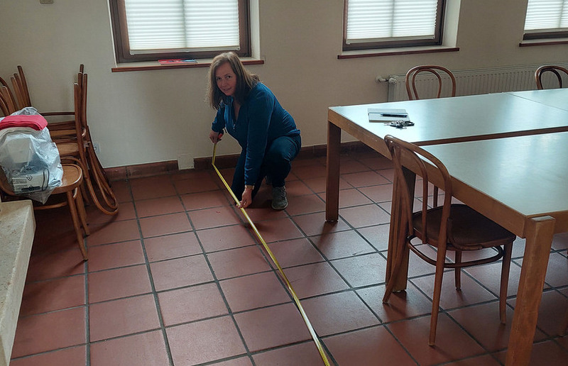 Pfarrsaal Graz-St. Peter / Begegnungszentrum Graz-Süd Gerlinde Rohrer, Handlungsbevollmächtigte für Verwaltung, nimmt Maß bei der Neugestaltung des Begegnungszentrums Graz-St. Peter.