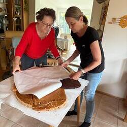 Kuchen in Herzform auflegen.