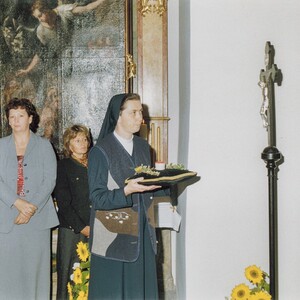 Weihe des neuen Altars 2004 Sr. Maria bringt die Reliquie.