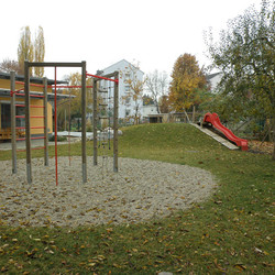 Aussenbereich, Klettergeräte dahinter Erlebnishügel 