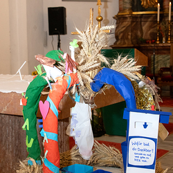 von der Jugendgruppe gestaltete Erntekrone