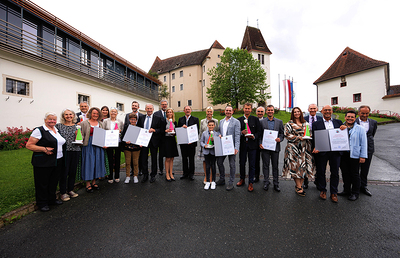 Trübes Wetter, toller Anlass: Sieben steirische Unternehmen freuen sich über einen Wirtschaftspreis der Diözese Graz-Seckau.
