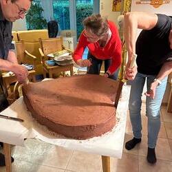 Nach der dritten Kuchenlage Oberfläche ausgleichen.