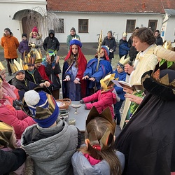 Sternsingen am Kirchplatz