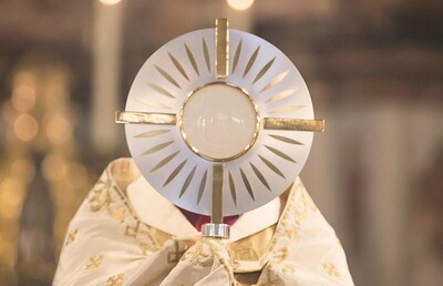 Das eucharistische Brot - hier in der Monstranz - wird am Fronleichnamstag besonders verehrt