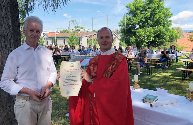 Erich Hohl Harald Klampfer, langjährig Engagierter in der Pfarre, freut sich mit Stefan Ulz über die Dankesurkunde von Bischof Wilhelm Krautwaschl.
