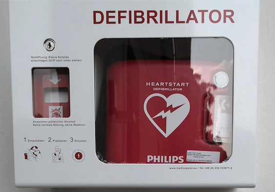 Pfarre Graz-St. Peter Ein Defibrillator korrigiert Herzrhythmusstörungen, die aufgrund zu hoher Herzfrequenz entstehen.