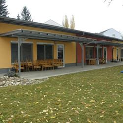 Aussenbereich, Terrasse mit Kräutergarten 