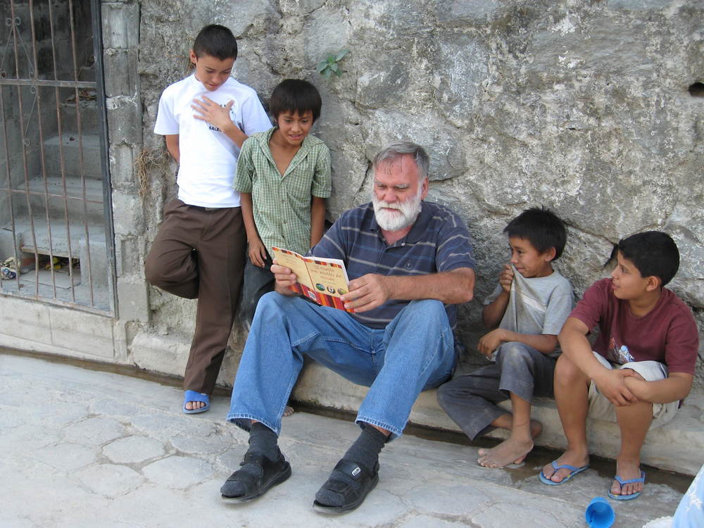 Pfarre Pater Gerhard mit den Kindern aus der Partnerpfarre in El Salvador