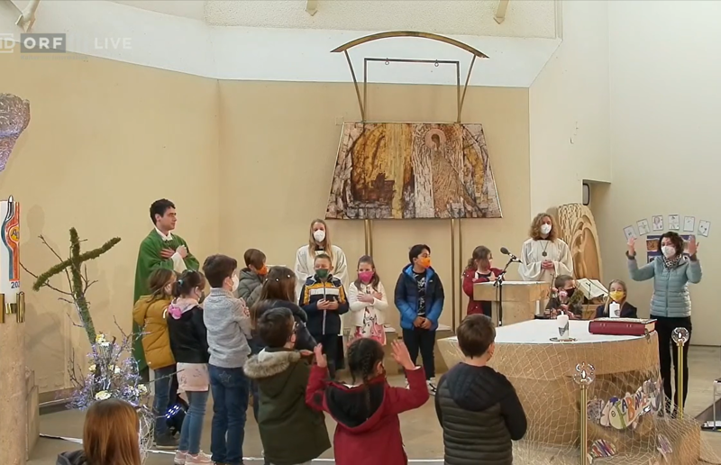 Katholische Kirche Steiermark / ORF III Kaplan Roman Kriebernegg feierte mit den Erstkommunionkindern.