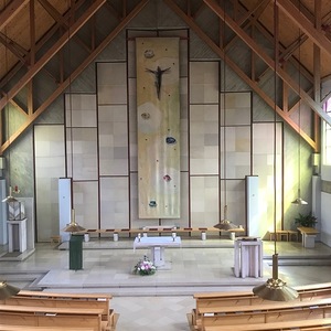 Pfarrkirche Graz Liebenau-St. Paul / Werner Figo Innenansicht zum Altarraum