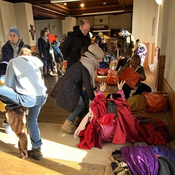 Schmutzige Kleider verteilen