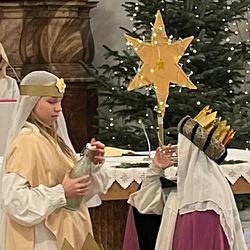 Du deckst mir den Tisch vor den Augen meiner Feinde. Du nimmst mich als Gast auf, und füllst meinen Becher.