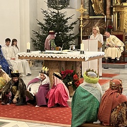 Er lässt mich lagern auf saftigen Wiesen und führt mich zum Ruheplatz am Wasser.