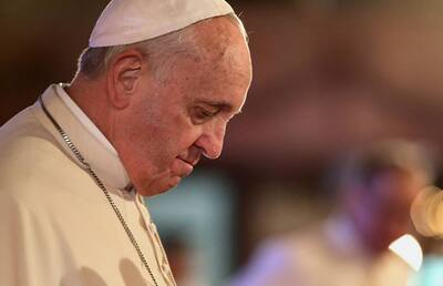 Der Papst erlitt wiederkehrende, schmerzhafte und sich verschlimmernde Symptome eines Darmverschlusses.