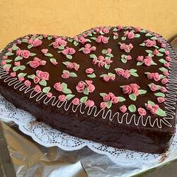 Die Torte steht schon vor dem Pfarrsaal.