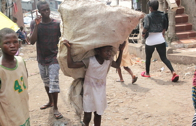 Auf dem Markt arbeiten statt in die Schule zu gehen - das ist das Schicksal vieler Kinder weltweit.