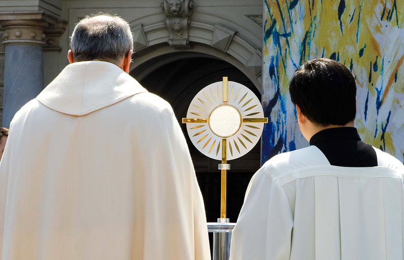 Die Monstranz (von lat. monstrare „zeigen“) mit der konsekrierten Hostie ist zentral für das Fronleichnamsfest.
