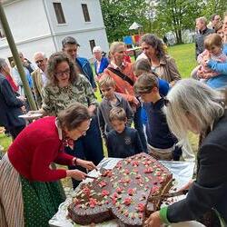Die Torte wird ausgeteilt ... und schmeckt!