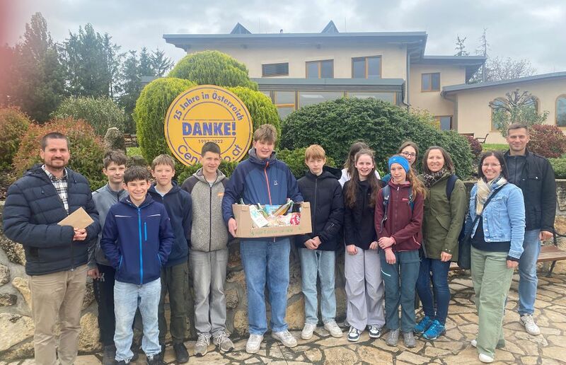 Niggas Die Firmgruppe bei der Übergabe ihrer Spenden an die Bewohner von Cenacolo.