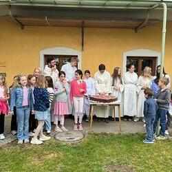 Gemeinsames Gedicht der Schulkinder mit Religionslehrerin Barbara Posch.