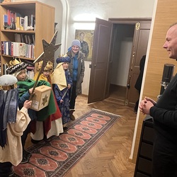 Sternsingerbesuch beim Pfarrer