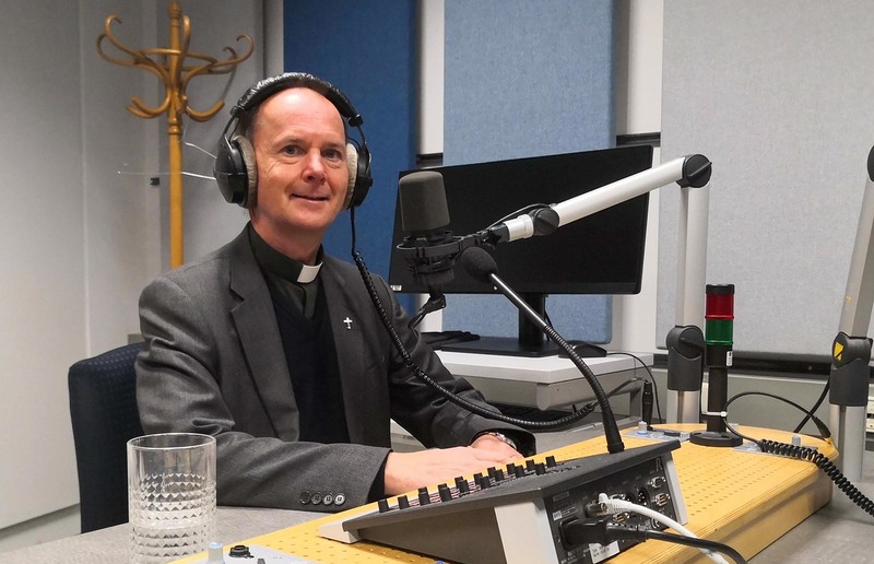 privat Pfarrer Stefan Ulz begleitet die Hörerinnen und Hörer mit seinen morgendlichen Impulsen durch den Tag.