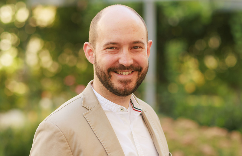 Sonntagsblatt, Gerd Neuhold Josef 'Seppi' Promitzer ist Lach- und Humortrainer, zertifizierter Lachyoga-Lehrer, Kabarettist, Cartoonist, Buchautor und Theologe.