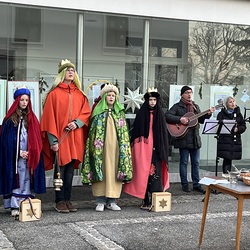 Sternsingen am Kirchplatz