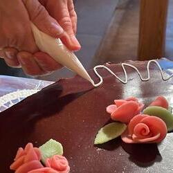 Rosen auflegen und mit Zuckerlasur einrahmen.